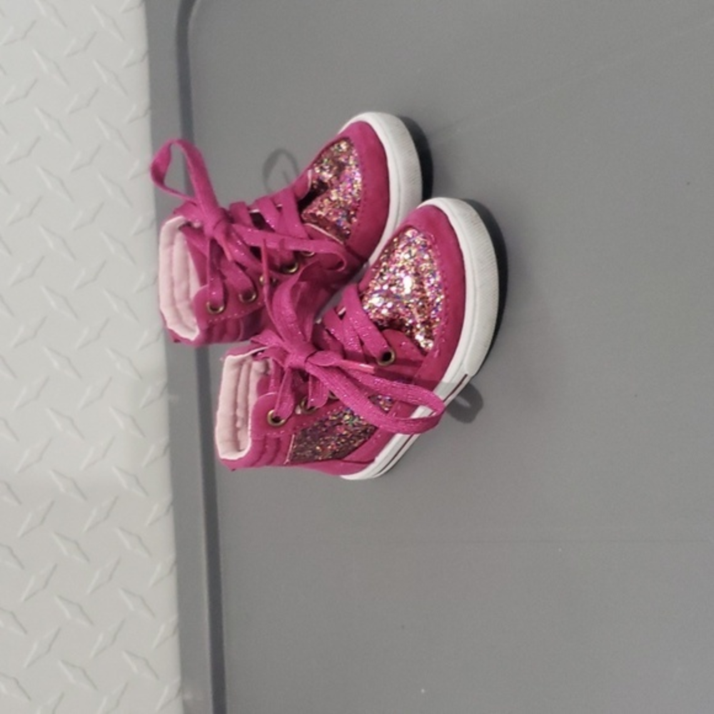Oshkosh tennis‎ shoes size 5